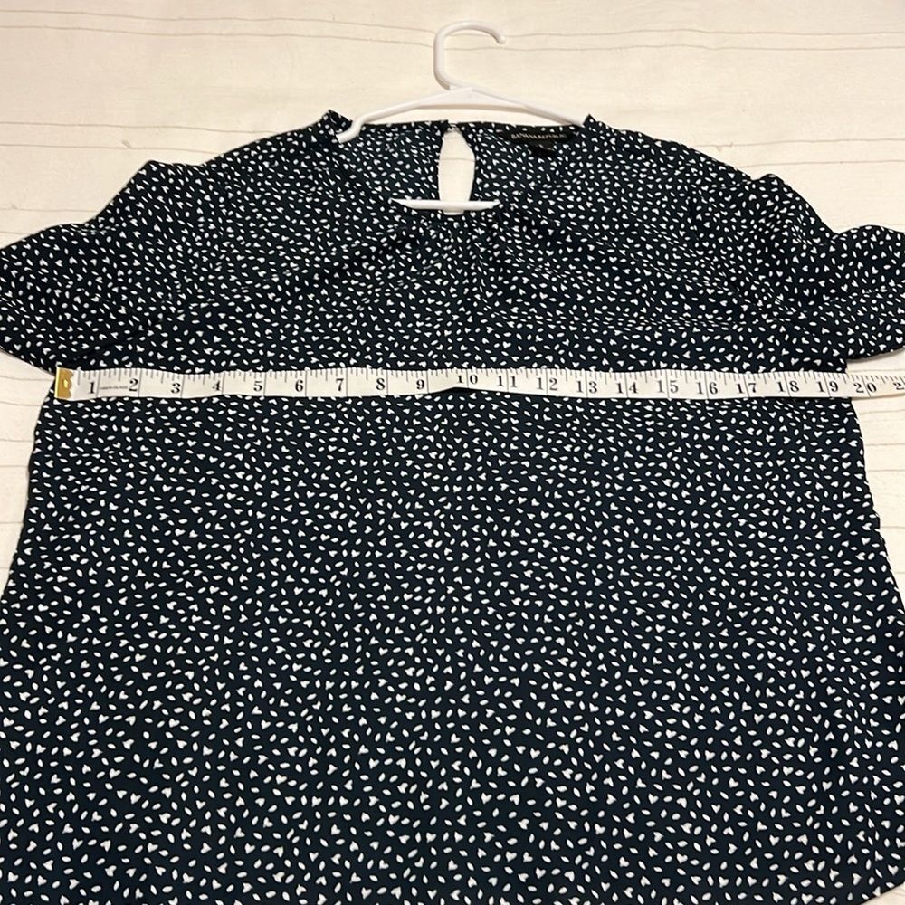 Beautiful flowing Bannana Republic Blouse - Picture 7 of 9